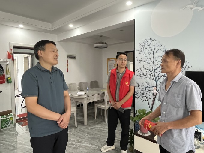 市总工会开展庆“八一”情系退役军人慰问活动